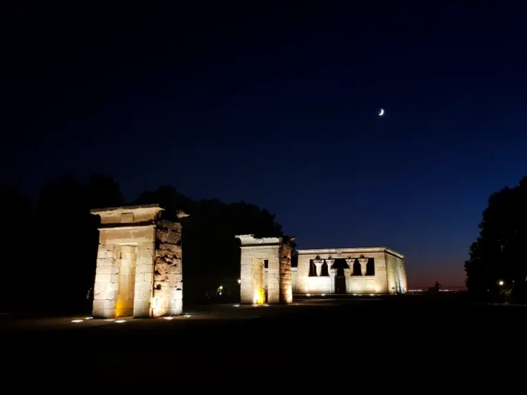 Templo de debod at night
